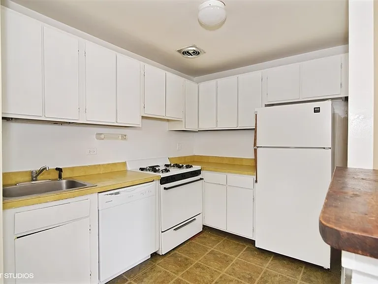 947 W Oakdale Ave #2E — Photo 4