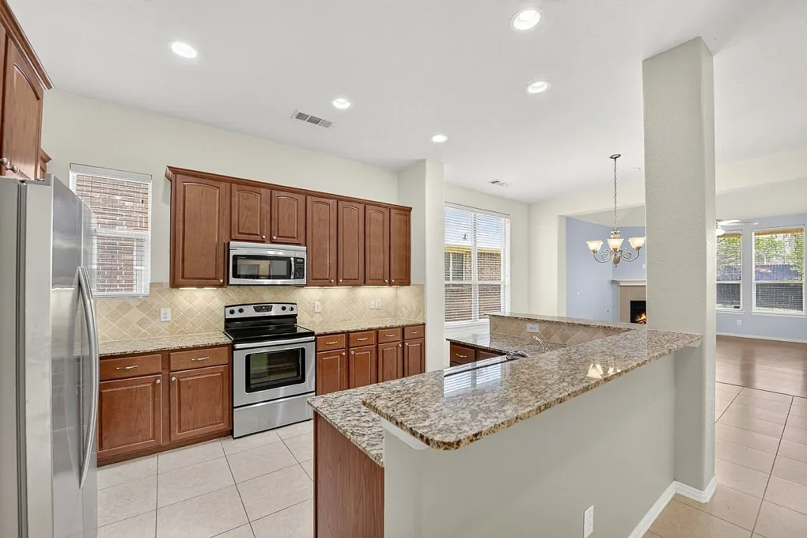 4 bed, 2.5 bath, 2146 sqft, $2,495 — Photo 2
