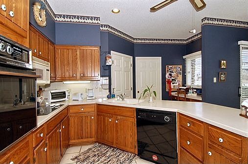 5th image of 400 Charlotte St APT 402