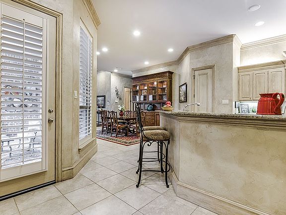 3rd image of 709 Stratford Ln