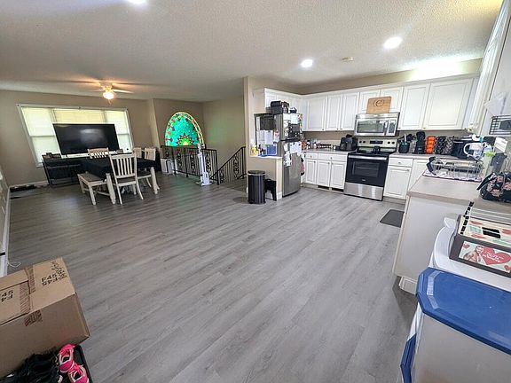 3rd image of 1208 E Blythe St