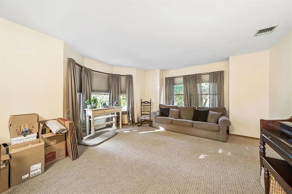 4 bed, 2160 sqft, $4,295 — Photo 4