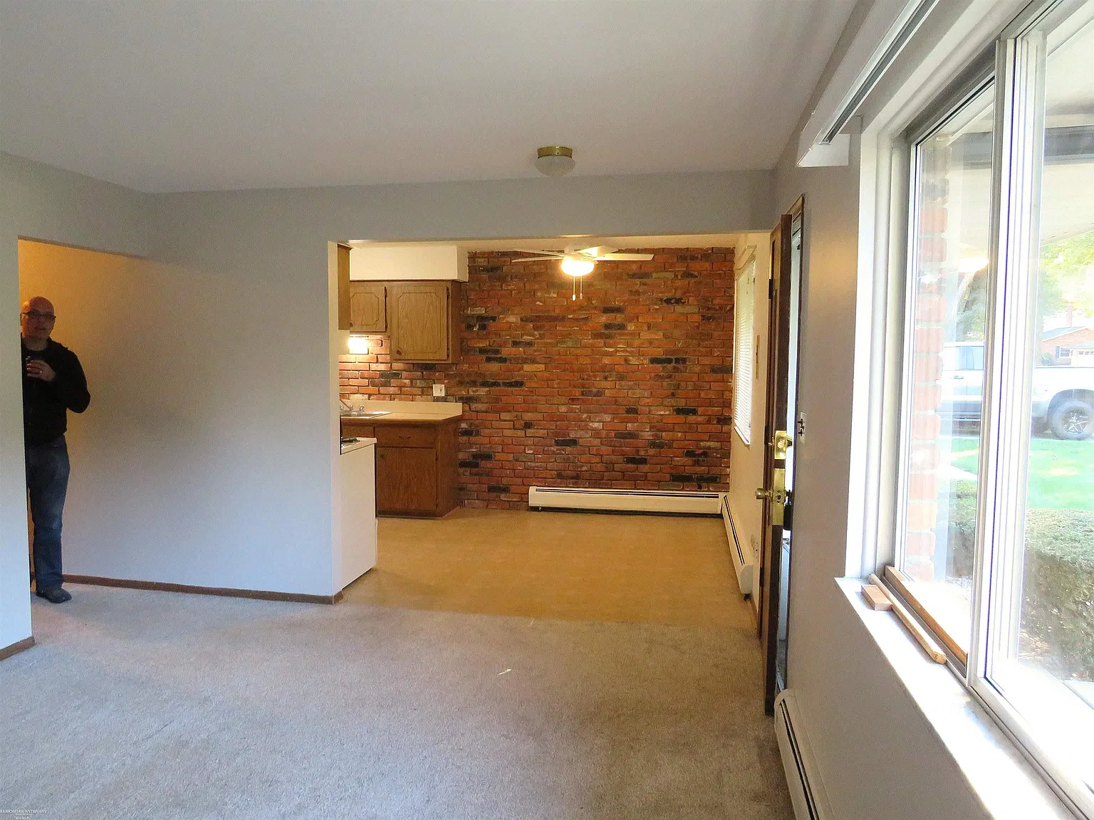 2 bed, 1.0 bath, 918 sqft, $1,250 — Photo 2