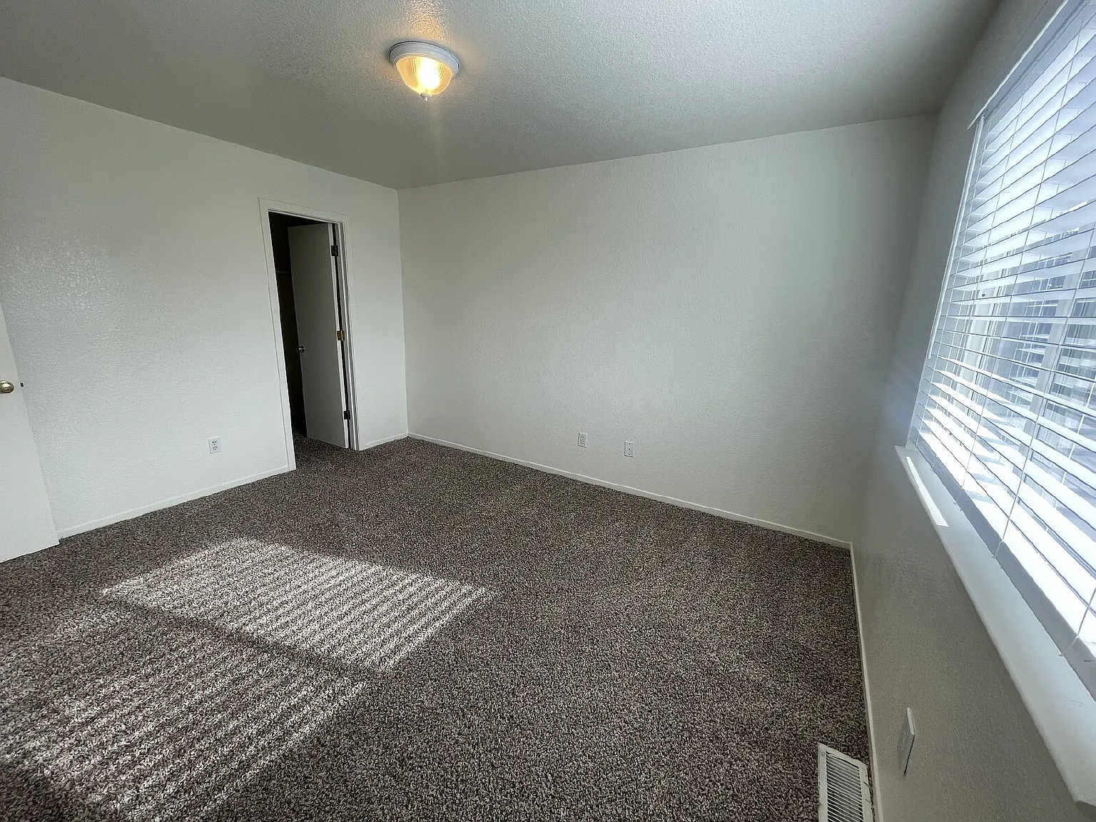 2 bed, 1.5 bath, 910 sqft, $1,800 — Photo 3