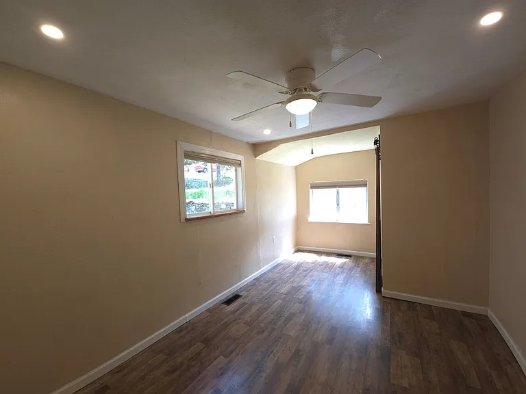 402 Oregon St — Photo 10