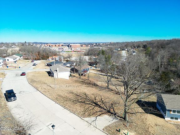 2nd image of 507 Holiday Dr