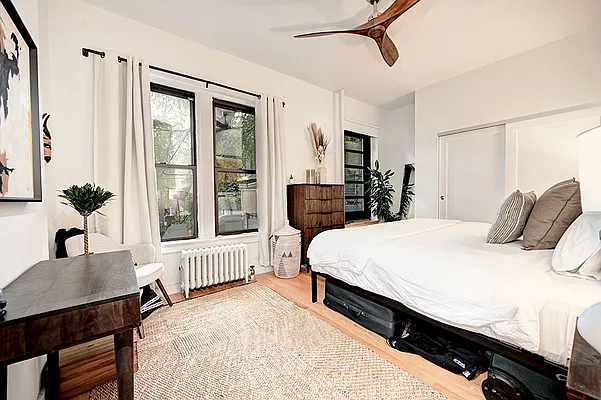 Rented by Urbane Brokerage | media 25