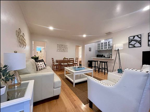 2nd image of 834 Lincoln Blvd #101