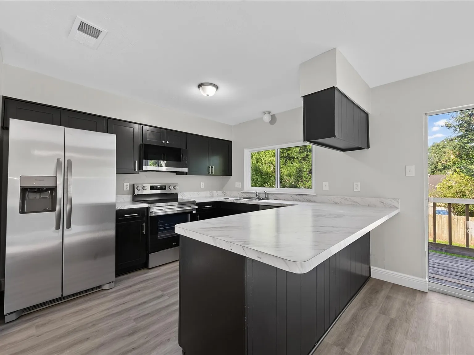 4 bed, 1764 sqft, $2,275 — Photo 2