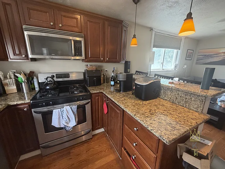 270 E St — Photo 5