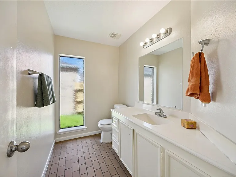 8018 Cobblefield Ln — Photo 11