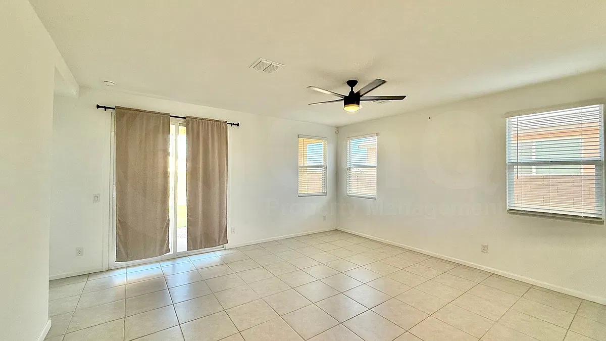 3 bed, 2.0 bath, 1402 sqft, $1,575 — Photo 4
