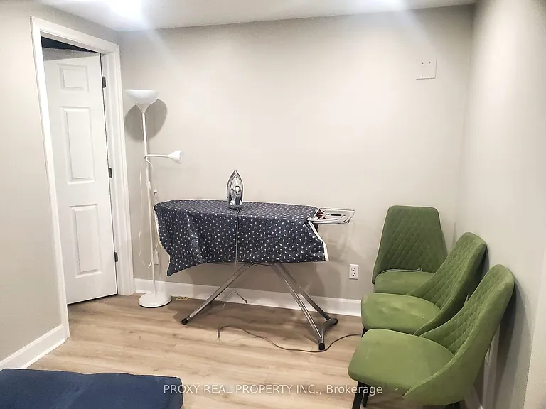 785 Greenfield Cres — Photo 16