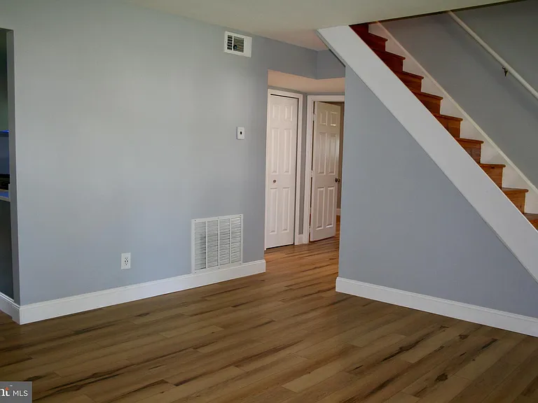 124 Stratford Ave — Photo 9