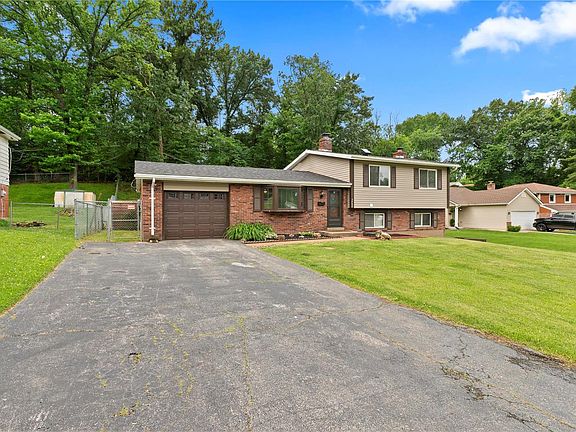 3rd image of 7752 Wooddale Ln