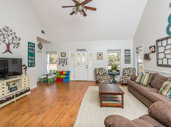 3rd image of 406 Brentwood Cir
