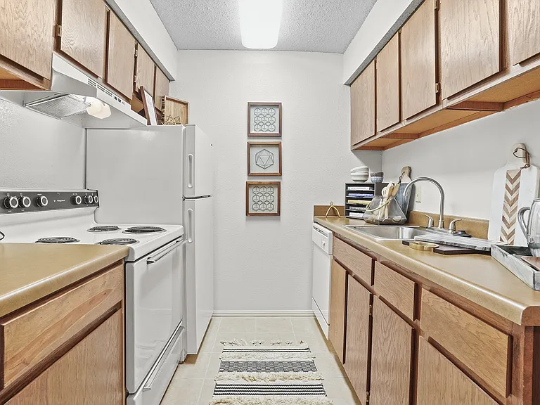 Raintree Apartments — Photo 31