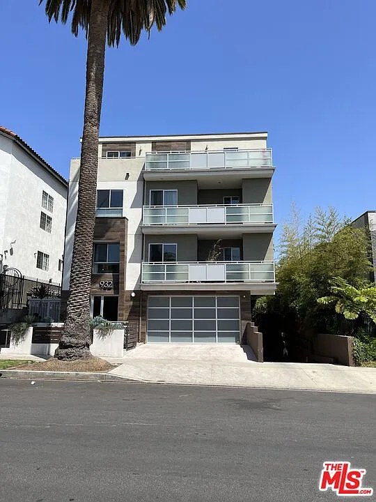 Building Photo - 932 N Alfred St #1