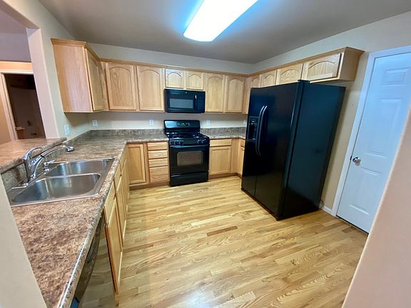4th image of 885 W Cherry St