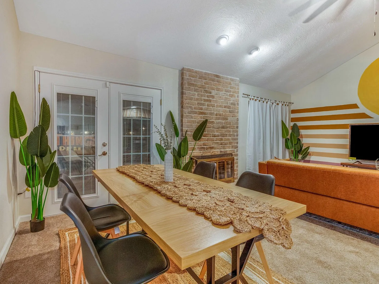3 bed, 2.0 bath, 1914 sqft, $2,400 — Photo 4
