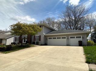2207 Countryside Ln, Freeport, IL 61032