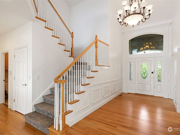 3rd image of 1828 Pointe Woodworth Drive NE