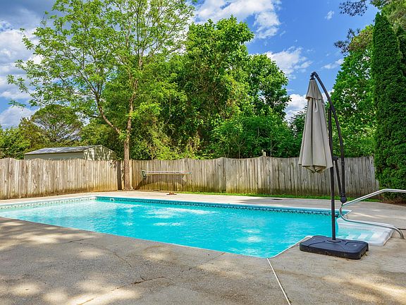 4th image of 8026 Savannah Ln