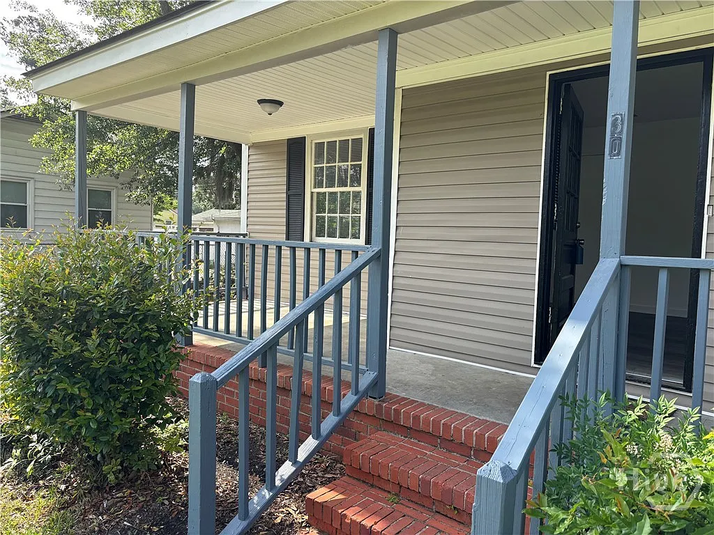 3 bed, 1.0 bath, 1133 sqft, $1,800 — Photo 3