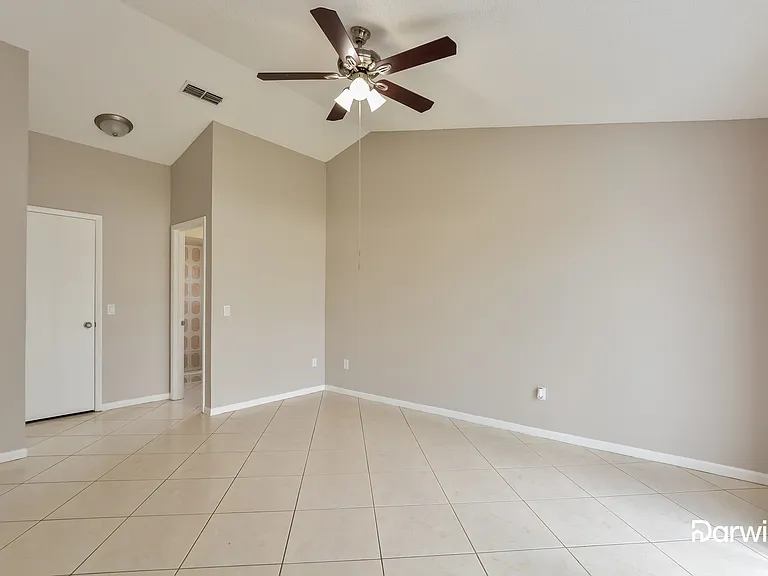 589 Tyler Ave — Photo 4