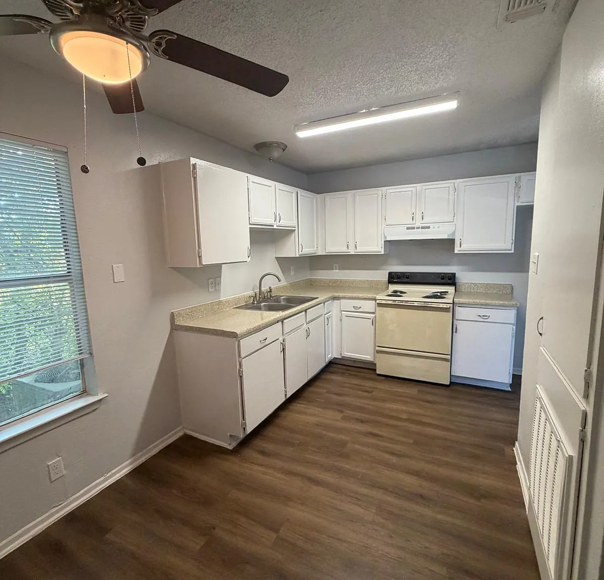 3 bed, 854 sqft, $899 — Photo 2