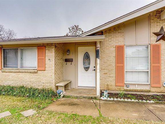 3rd image of 706 Sunset Dr