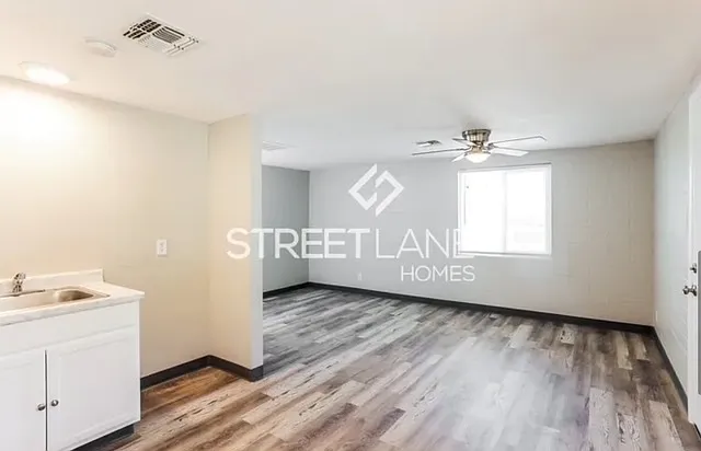 1402 W Mercer Ln #2 — Photo 4