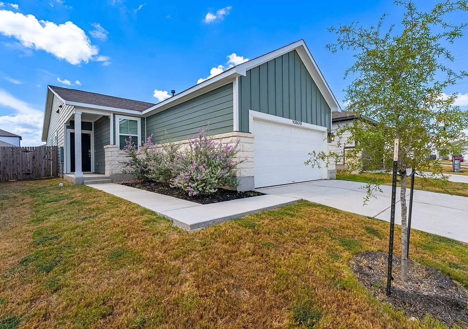 Beautiful 4 bedroom, 2 bathroom home in Buda — Photo 1