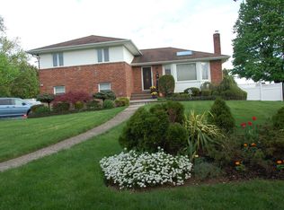 5 Chelsea Dr, Syosset, NY 11791