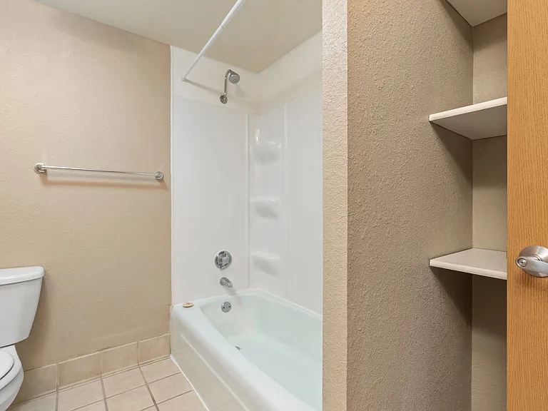 E Street Flats - Student Housing — Photo 46