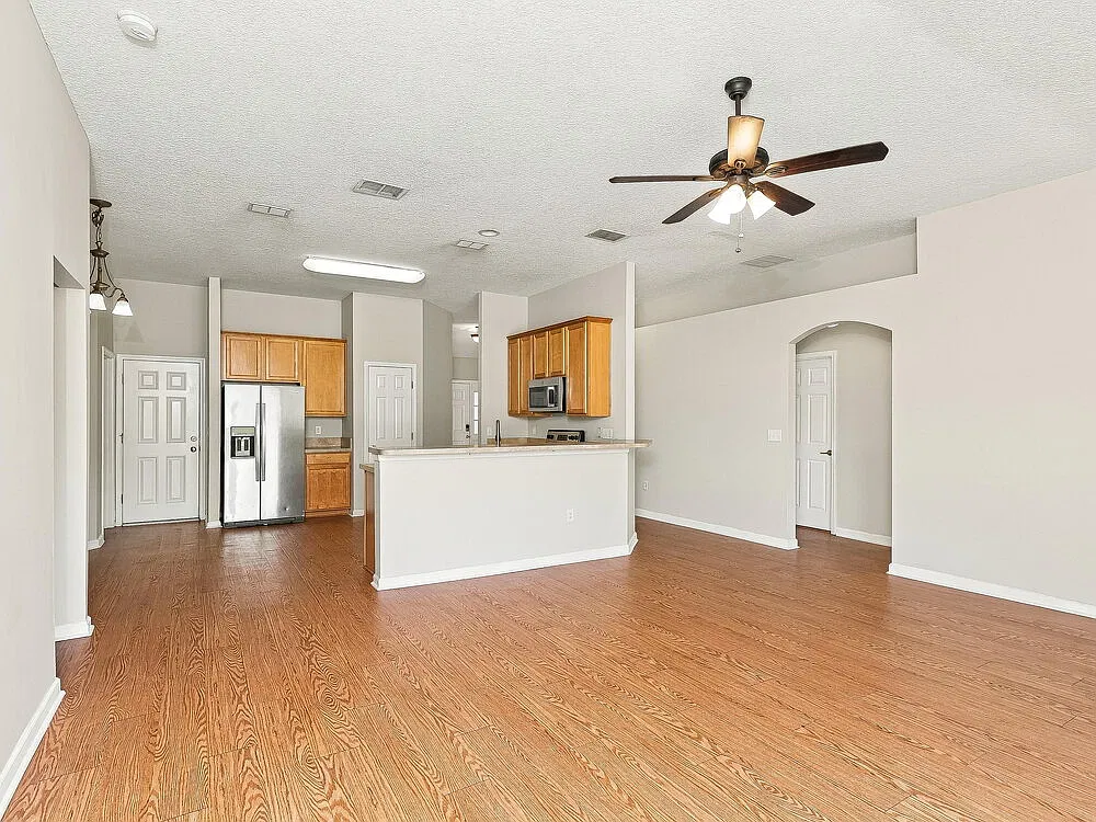 4 bed, 2.0 bath, 1799 sqft, $2,015 — Photo 4