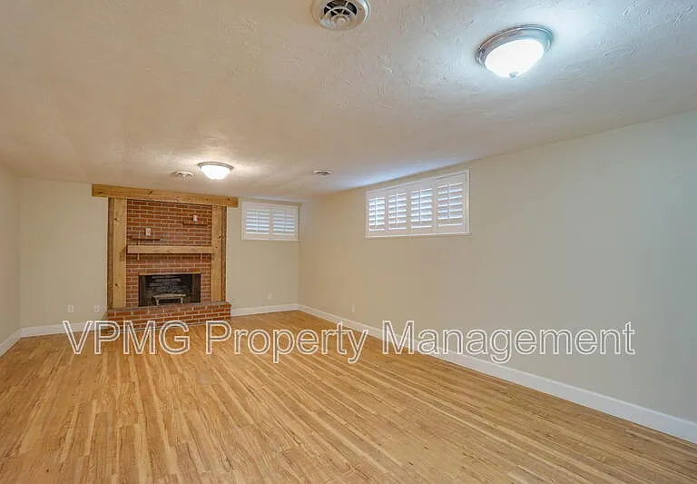 2218 E 18th St #B — Photo 12