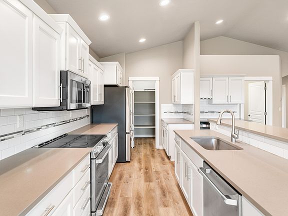 2nd image of 4485 SW Salmon Ave
