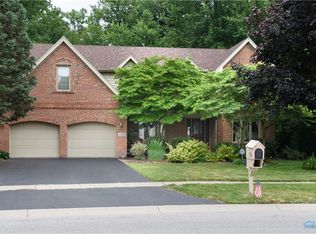 823 Saint Annes Dr, Holland, OH 43528