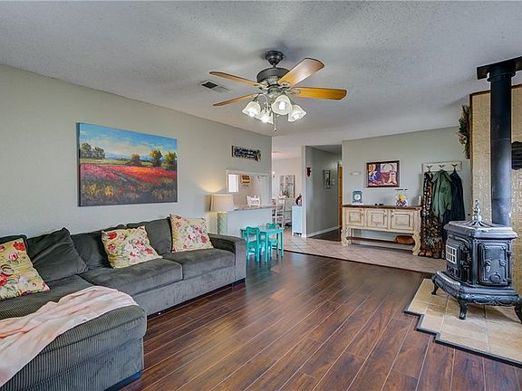5th image of 1009 Oak Lane Dr
