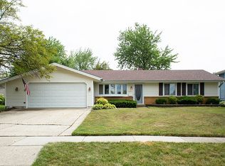 831 S Cedarcrest Dr, Schaumburg, IL 60193