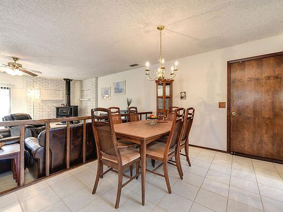 3rd image of 3020 Oakleaf Dr