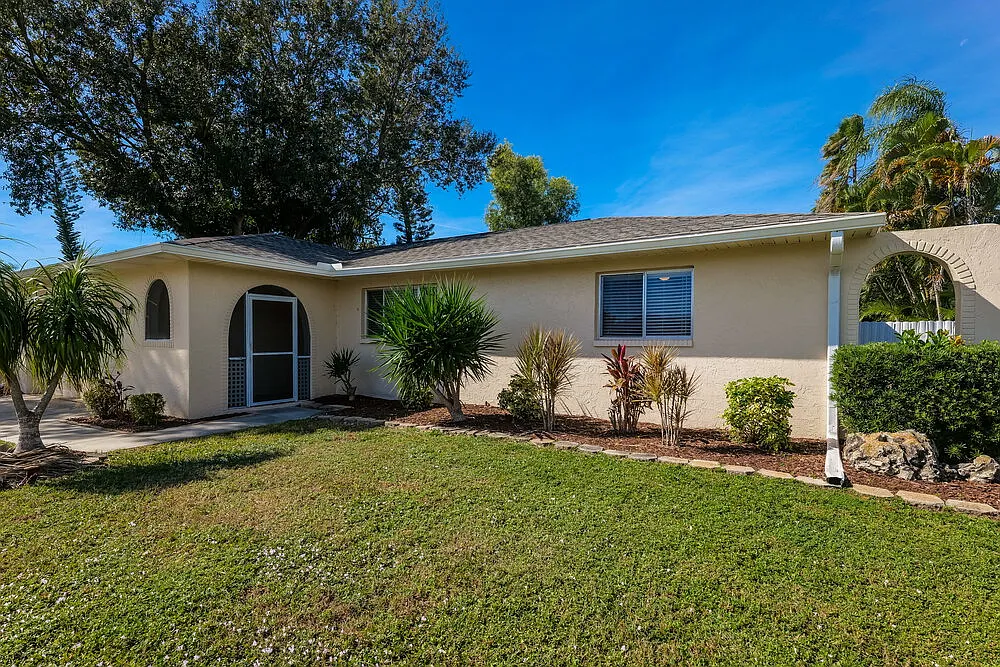 3 bed, 2.0 bath, 1866 sqft, $2,400 — Photo 3