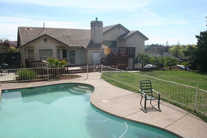 Gunite pool- Medium sized yard