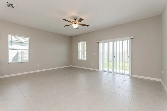3 bed, 2.0 bath, 1662 sqft, $2,095 — Photo 3