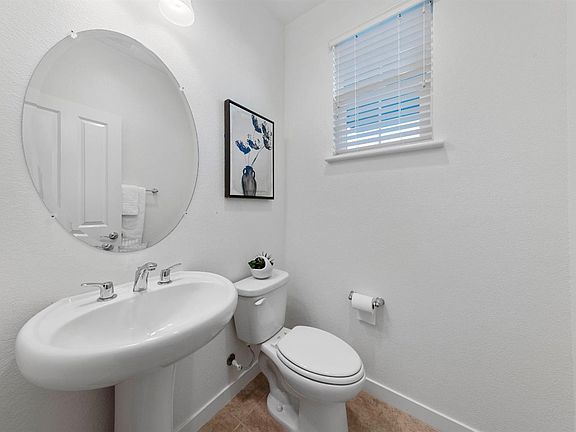 4th image of 401 Redwood Village Pl