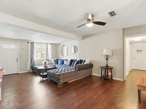 3rd image of 4942 DONCASTER Avenue