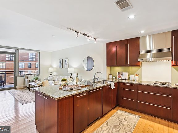 3rd image of 2001 15th St N APT 1009