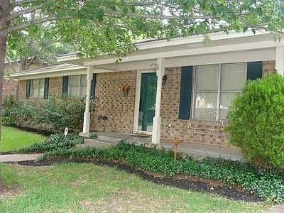 1st image of 907 S Avenue L