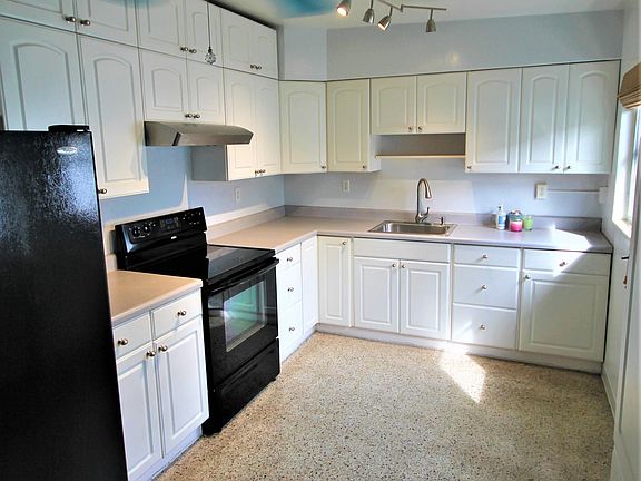 Spacious, bright kitchen with tons of cabinet space and new 